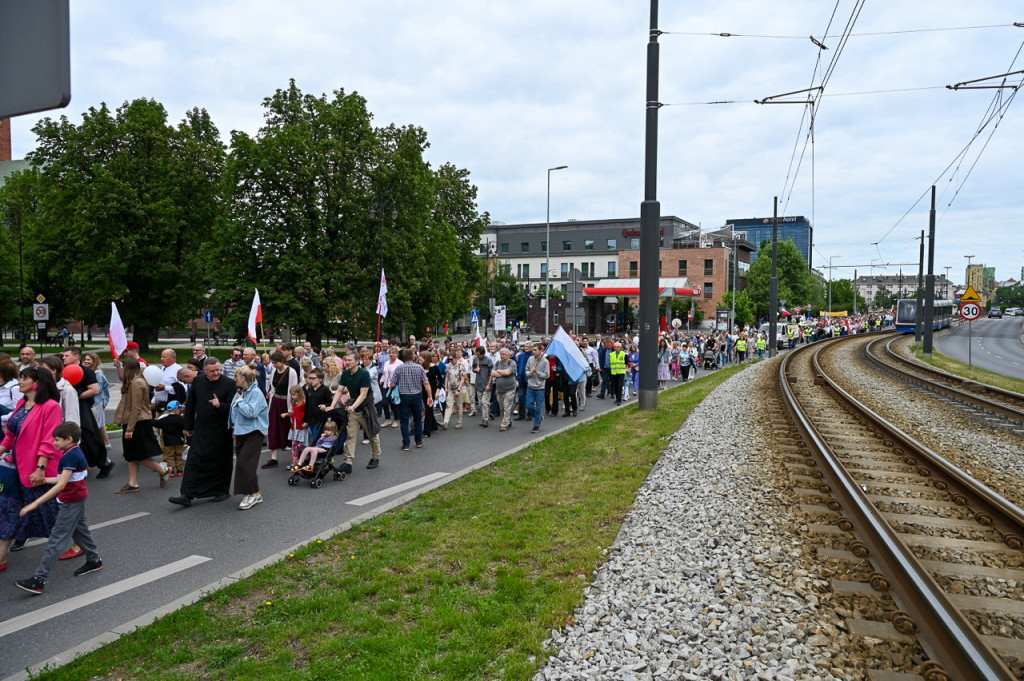 „Czas obronić małżeństwo” – tysiące uczestników na Marszu dla Życia i Rodziny w Bydgoszczy