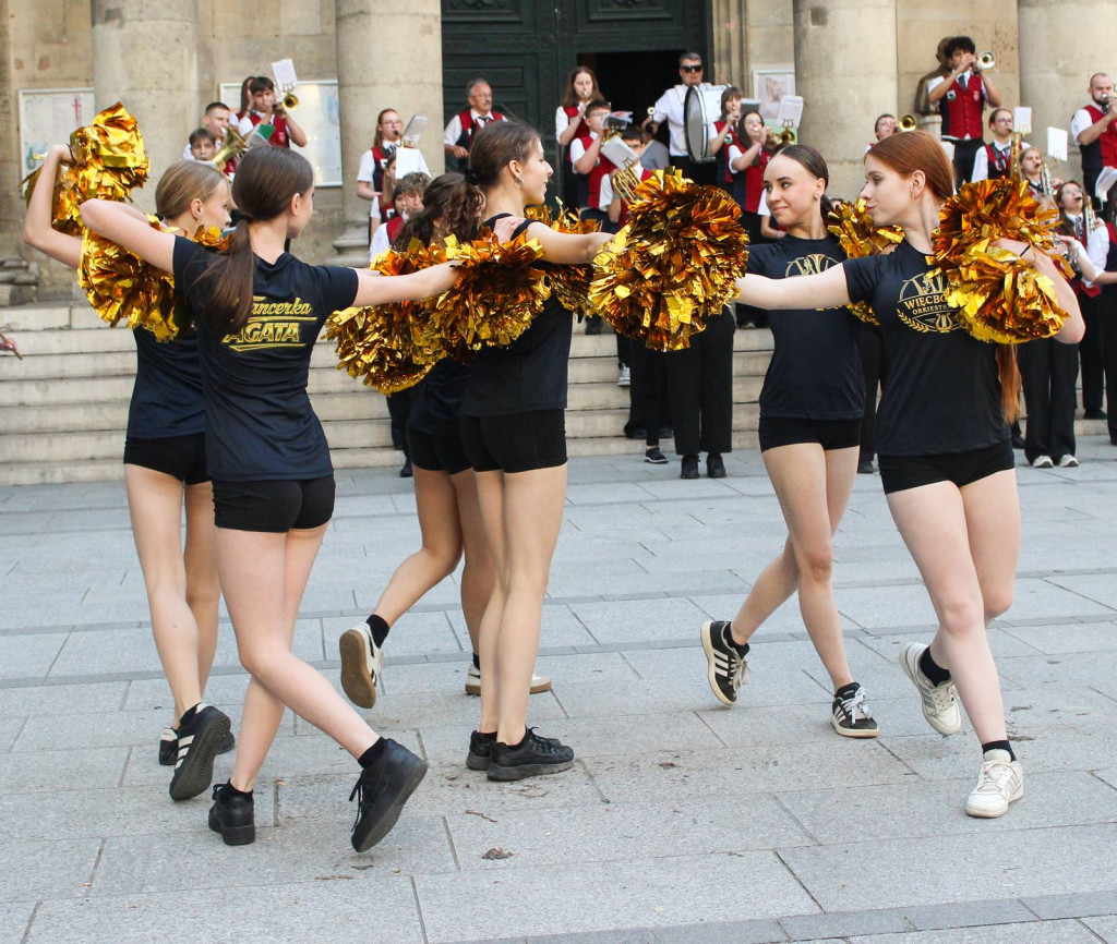 Orkiestry dęte i tancerze z wizytą we Francji. Przeżyjmy to jeszcze raz!