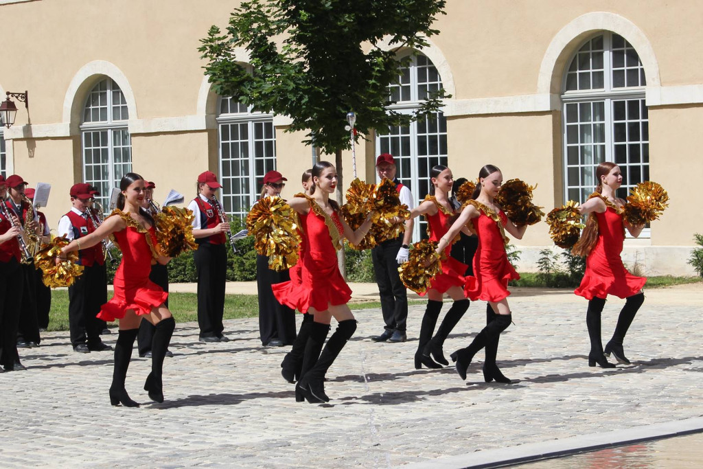 Orkiestry dęte i tancerze z wizytą we Francji. Przeżyjmy to jeszcze raz!