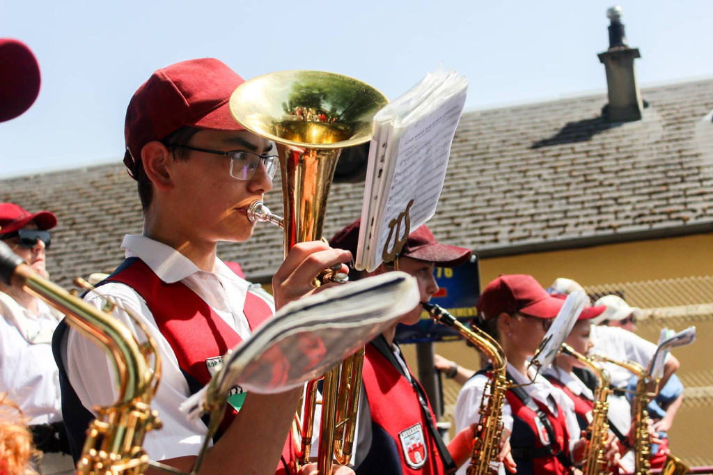 Orkiestry dęte i tancerze z wizytą we Francji. Przeżyjmy to jeszcze raz!