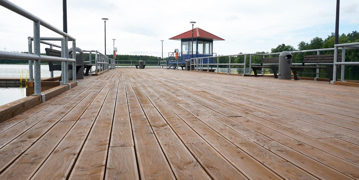 Pomost na człuchowskiej plaży już po remoncie. Zobacz jak się prezentuje