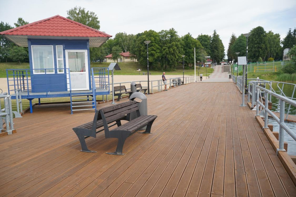 Pomost na człuchowskiej plaży już po remoncie. Zobacz jak się prezentuje