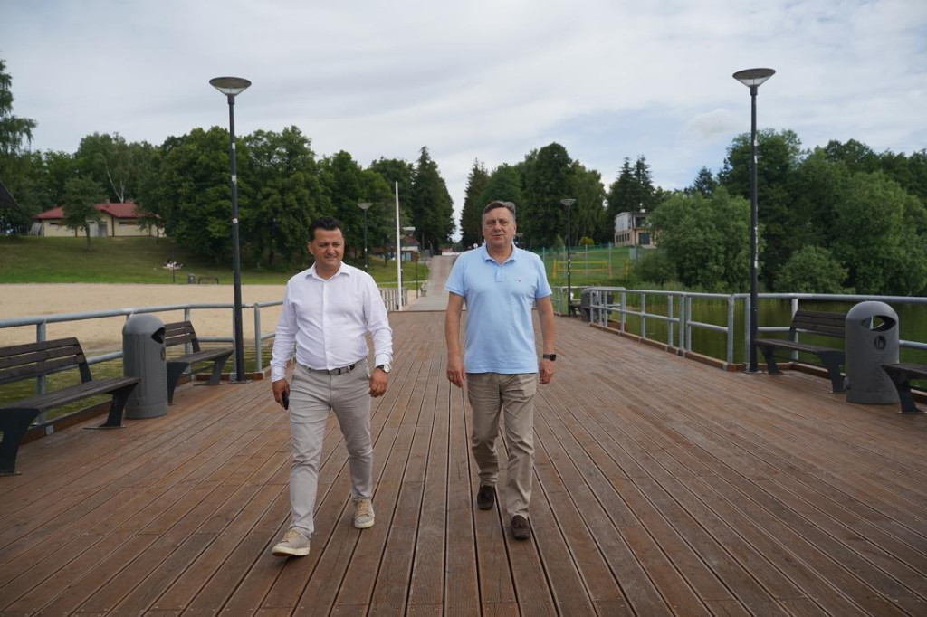 Pomost na człuchowskiej plaży już po remoncie. Zobacz jak się prezentuje