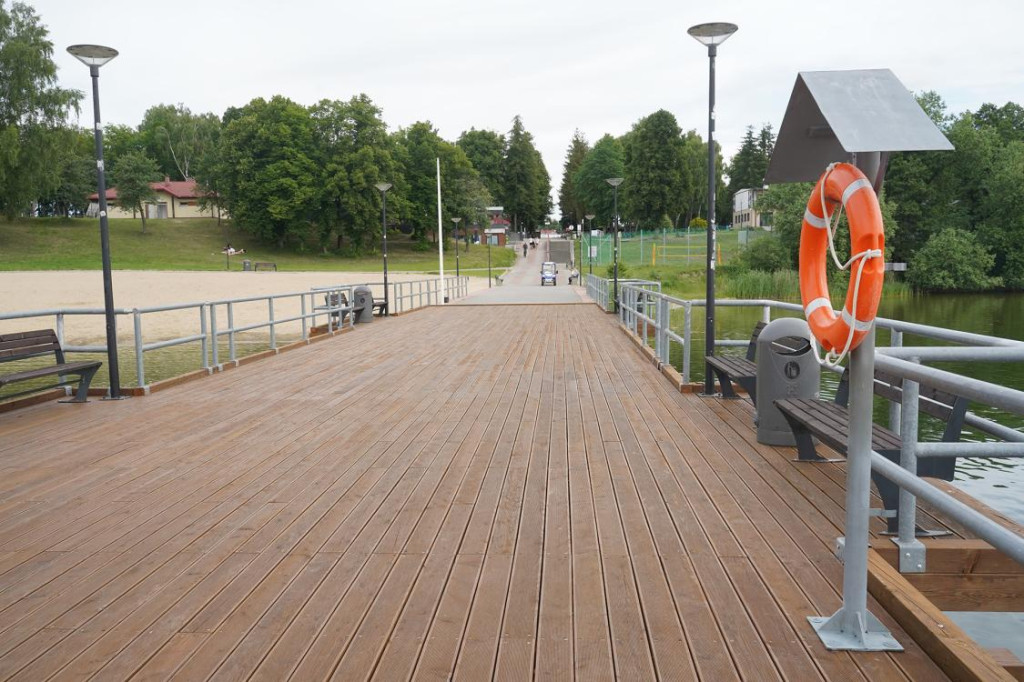 Pomost na człuchowskiej plaży już po remoncie. Zobacz jak się prezentuje