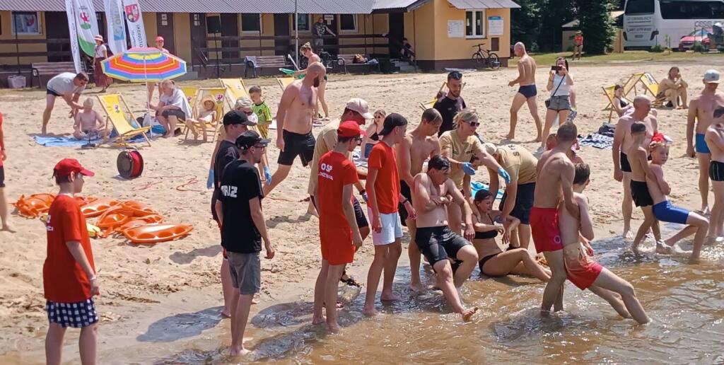 Młodzież i dzieci z OSP Łobżenica na Dniu Ratownika WOPR w Okonku!