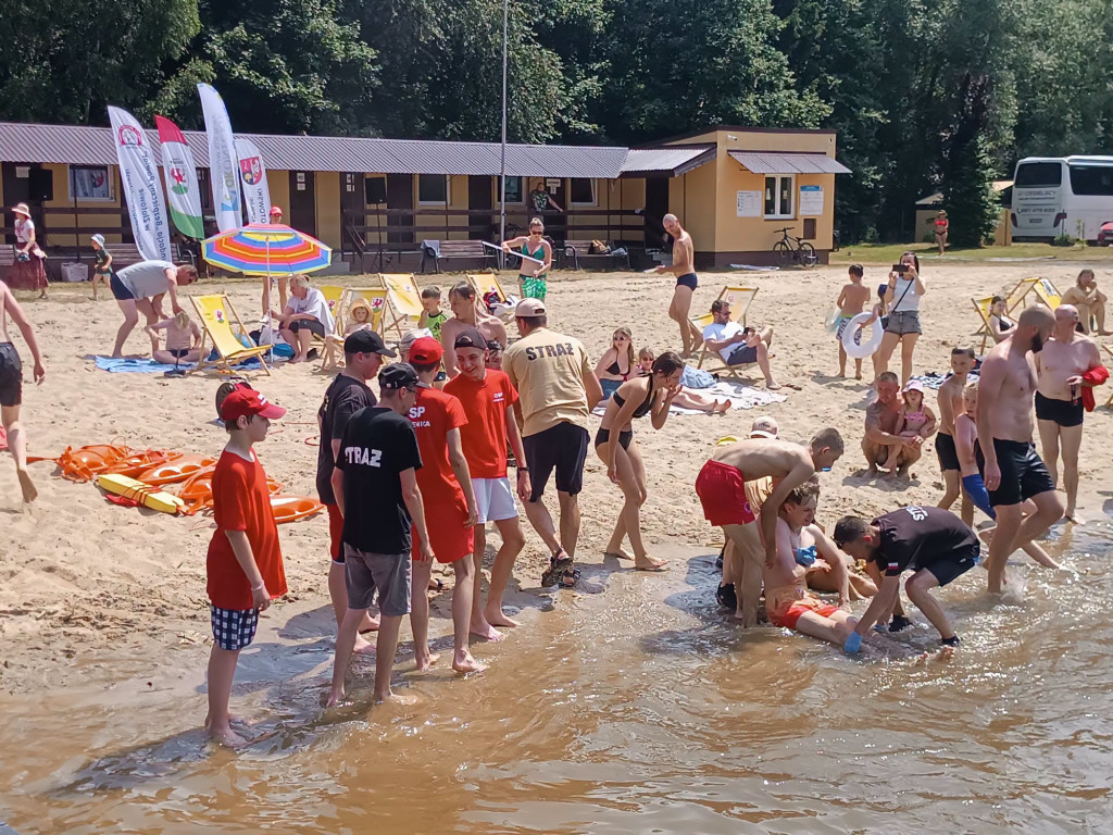 Młodzież i dzieci z OSP Łobżenica na Dniu Ratownika WOPR w Okonku!