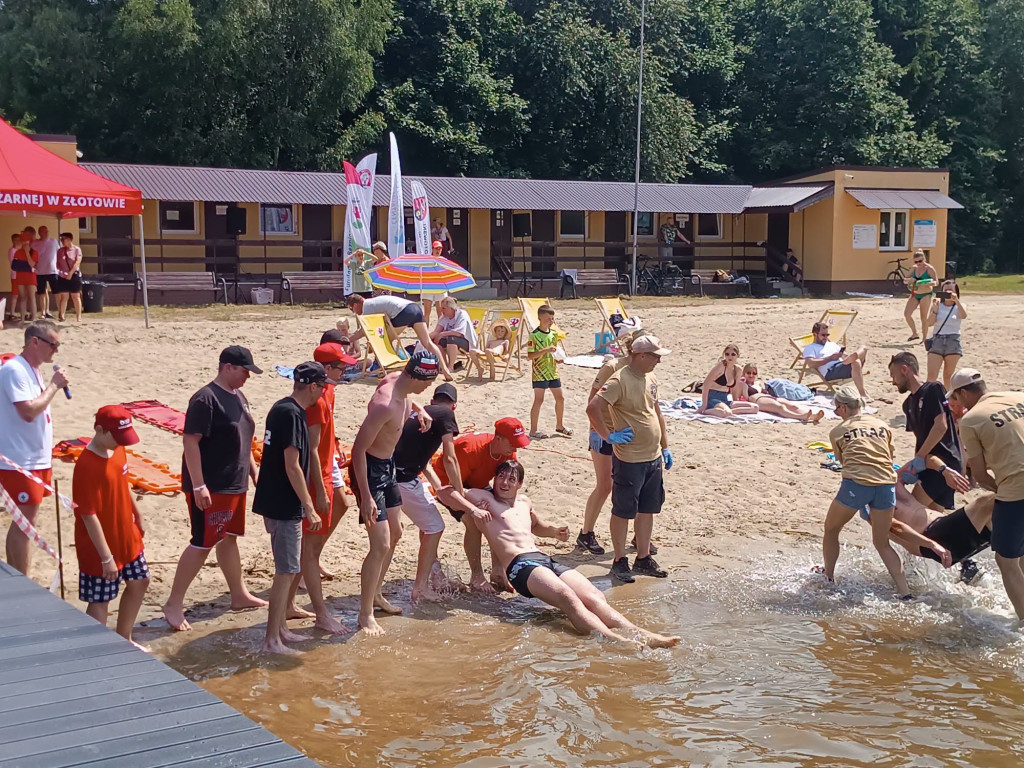 Młodzież i dzieci z OSP Łobżenica na Dniu Ratownika WOPR w Okonku!