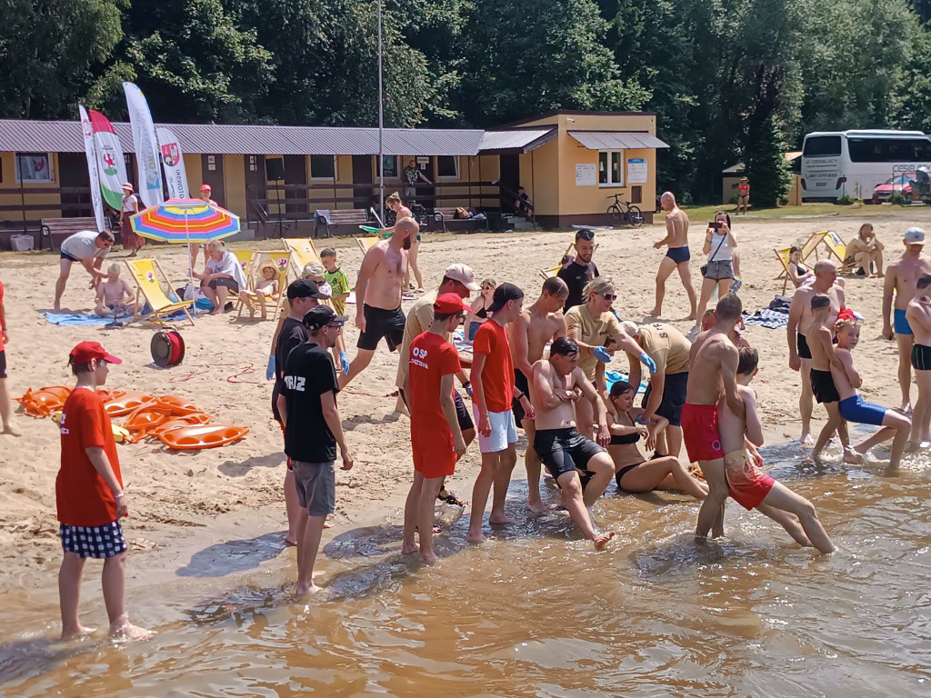 Młodzież i dzieci z OSP Łobżenica na Dniu Ratownika WOPR w Okonku!