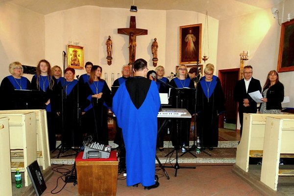 Koncert Tucholskiego Chóru Gospel Ave w kościele w Wielowiczu