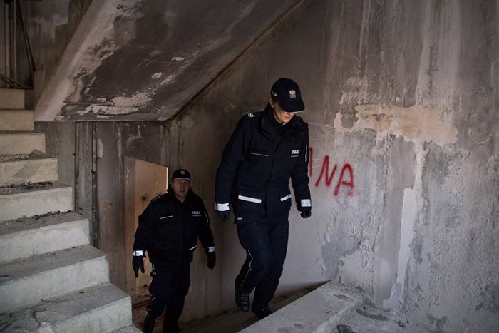 Policjanci w powiecie nakielskim kontrolują miejsca przebywania bezdomnych