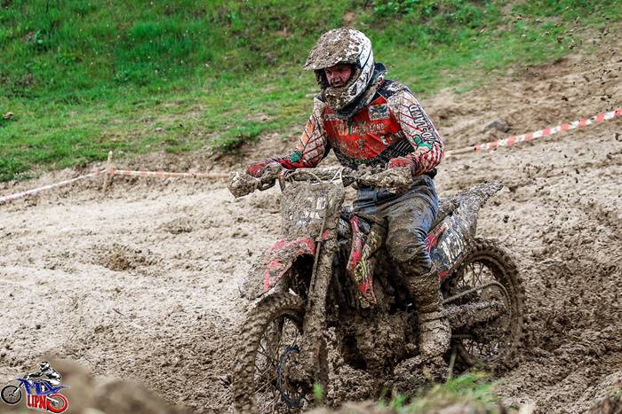 WKM Więcbork triumfuje w strugach deszczu