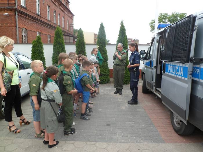 Grupa harcerska z Kruszyna z wizytą u policjantów
