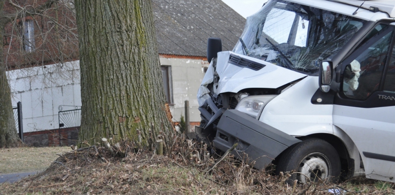 Ford Transit uderzył w drzewo - fot. Marcin Misiak