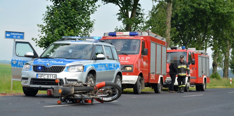 Kolizja motoru z samochodem osobowym w Zabartowie - fot. Marcin Misiak
