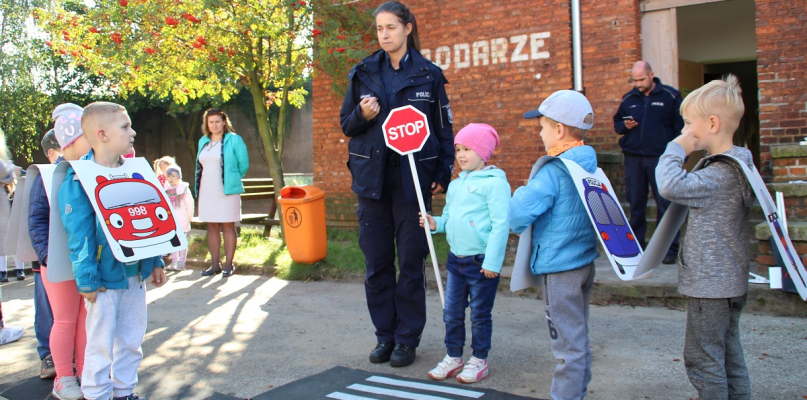 Nakielscy policjanci z wizytą u przedszkolaków w Kcyni - fot. KPP Nakło nad Notecią