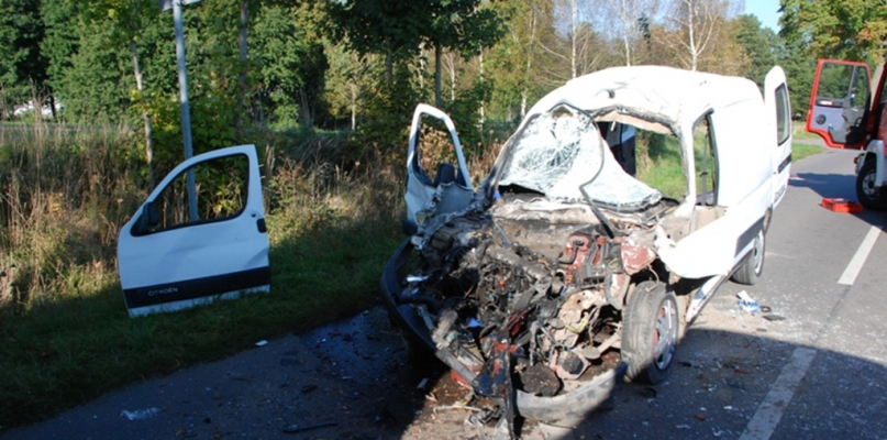 Zderzenie Citroena z samochodem ciężarowym - fot. KPP Człuchów