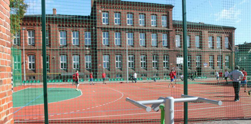 Otwarcie nowoczesnego kompleksu rekreacyjnego przy I LO w Nakle - fot. Starostwo Powiatowe w Nakle nad Notecią