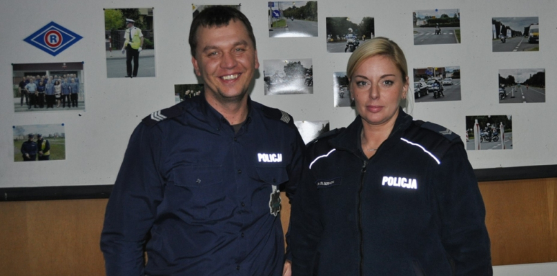 Policjanci eskortowali chorą dziewczynkę do szpitala - fot. KPP Piła
