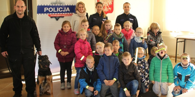 Pierwszoklasiści z nakielskiej "dwójki" zwiedzali komendę policji - fot. KPP Nakło nad Notecią