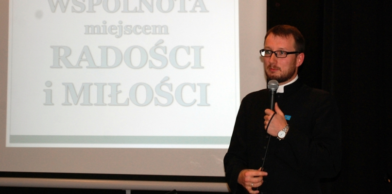 Wspólnota miejscem radości i miłości - spotkanie z ks. Marcinem Wierzchosławskim - fot. MGOK Więcbork