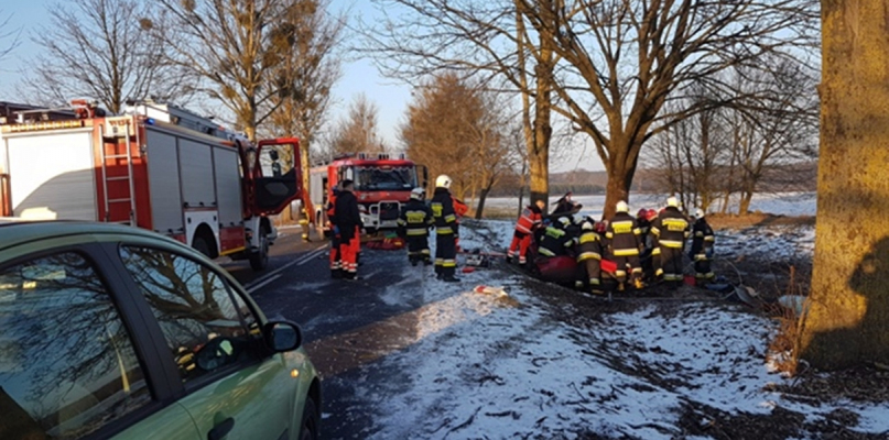 Groźny wypadek na drodze wojewódzkiej nr 188 w pobliżu Lipki - fot. KP PSP Złotów