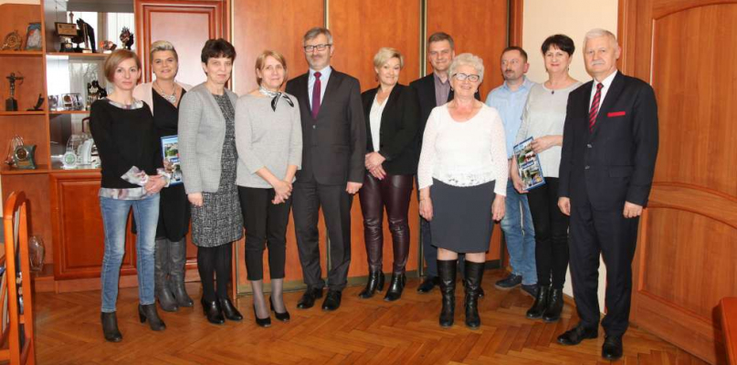 Treningi, turnieje, nauka pływania - kolejne organizacje podpisały umowy - fot. Starostwo Powiatowe w Nakle nad Notecią