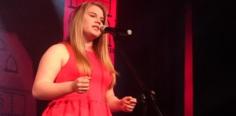 Agata Bachusz reprezentowała powiat sępoleński na Festiwalu Piosenki "Awans 2018" - fot. Agata Pufal