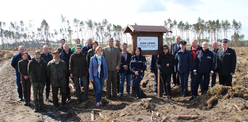 Kierownictwo nakielskiej Policji włączyło się w akcję sadzenia Alei Niepodległości - fot. KPP Nakło nad Notecią