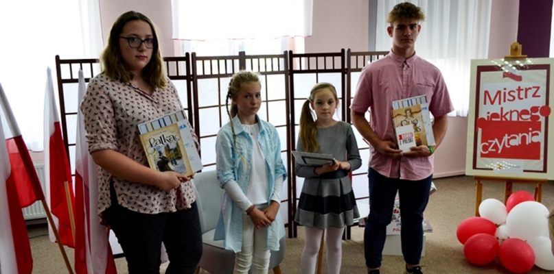 Mistrzowskie czytanie Antologii Niepodległości - fot. Biblioteka Publiczna w Sępólnie Krajeńskim