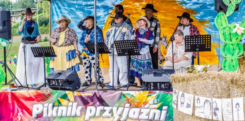 Kowbojki i kowboje zawładnęli więcborskim stadionem - fot. MGOPS Więcbork