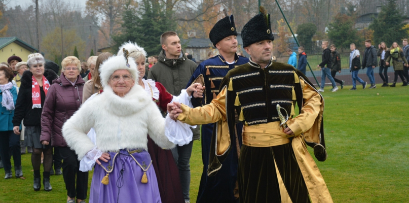 Polonez na stadionie w Sępólnie - fot. Marcin Misiak