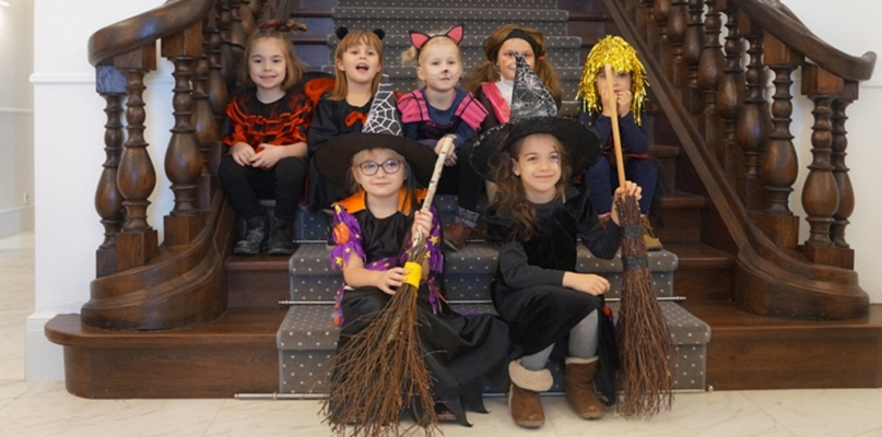 Bajkowy fotoplener w pałacu w Komierowie - fot. Przedszkole Bajka