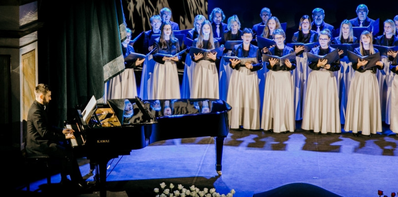 Więcborski Chór ?Lutnia? na deskach Teatru Królewskiego w Warszawie - fot. Marcin Baliński