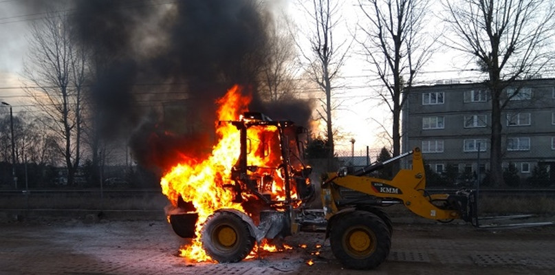 Pożar ładowarki na terenie zakładu drzewnego - fot. KP PSP Złotów