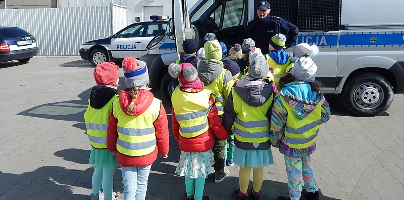 "Jagódki" odwiedziły sępoleńskich policjantów - fot. KPP Sępólno Krajeńskie