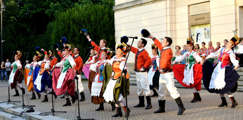 Polskie tańce ludowe i samba przed Filharmonią Pomorską - fot. Andrzej Ossowski