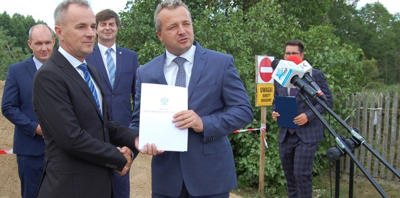 Wojewoda przekazał promesę na remont mostu w Tobole - fot. Ewa Szydeł
