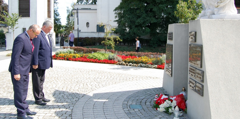 Złożyli kwiaty pod Pomnikiem Orła Białego