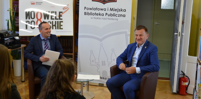 Narodowe Czytanie w nakielskiej bibliotece - fot. PiS Nakło