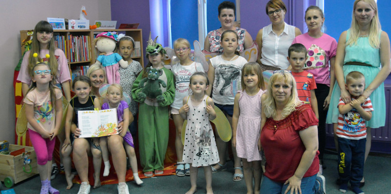 Rodzinne czytanie w bibliotece - fot. Gmina Sępólno Krajeńskie