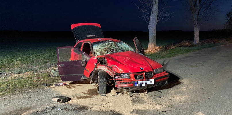 Szynwałd - Wielowicz: BMW uderzyło w drzewo i dachowało - fot. wiecbork112.pl