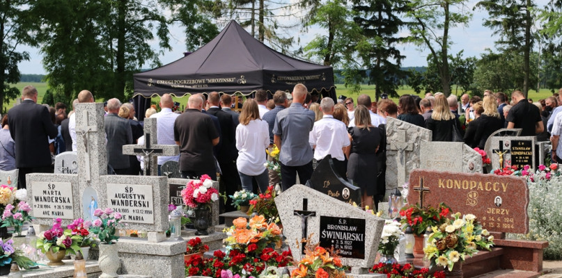 Mieszkańcy Jastrzębca i gminy Więcbork pożegnali sołtysa śp. Kazimierza Sowińskiego - fot. Ewa Szydeł