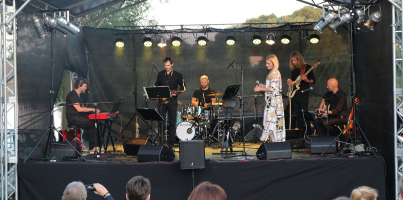 Emilia Pawłowska z zespołem na Więcborskiej Scenie Letniej - fot. Ewa Szydeł
