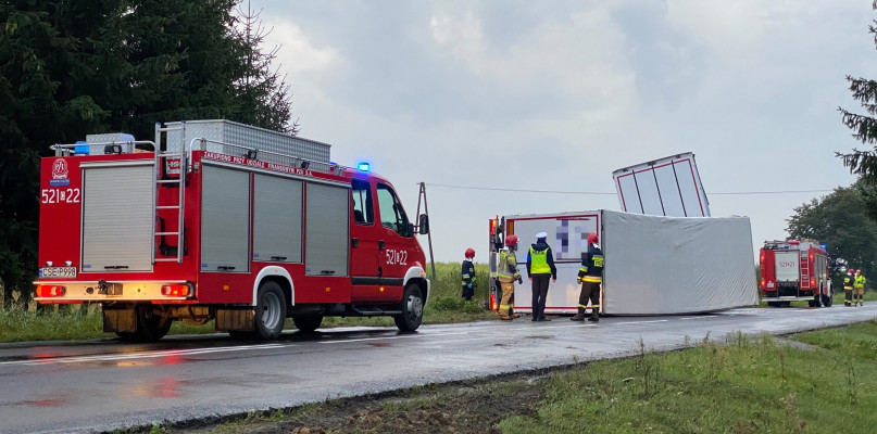 Tir z naczepą wpadł do rowu - fot. wiecbork112.pl