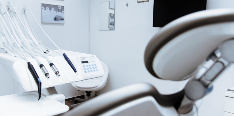 3 usługi dentystyczne, z których warto korzystać regularnie - fot. partnera