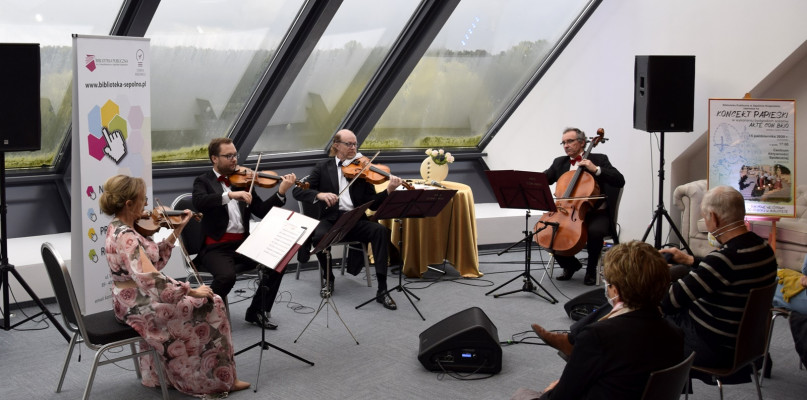 Burmistrz Sępólna Krajeńskiego Waldemar Stupałkowski zaprosił mieszkańców na Koncert Papieski w wykonaniu Arte Con Brio z Bydgoszczy - fot. Andrzej Ossowski