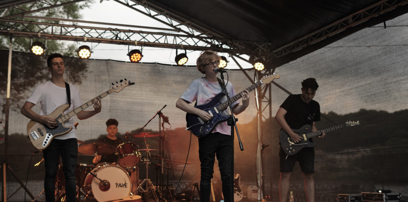 Więcborski Kabareton i alternatywny rock na otwarcie Więcborskiej Sceny Letniej - fot. Milena Łącka