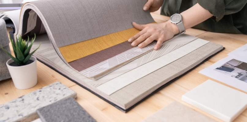 Ekskluzywne tapety w domu w stylu modern classic. Jak dobrać tapety do mebli?