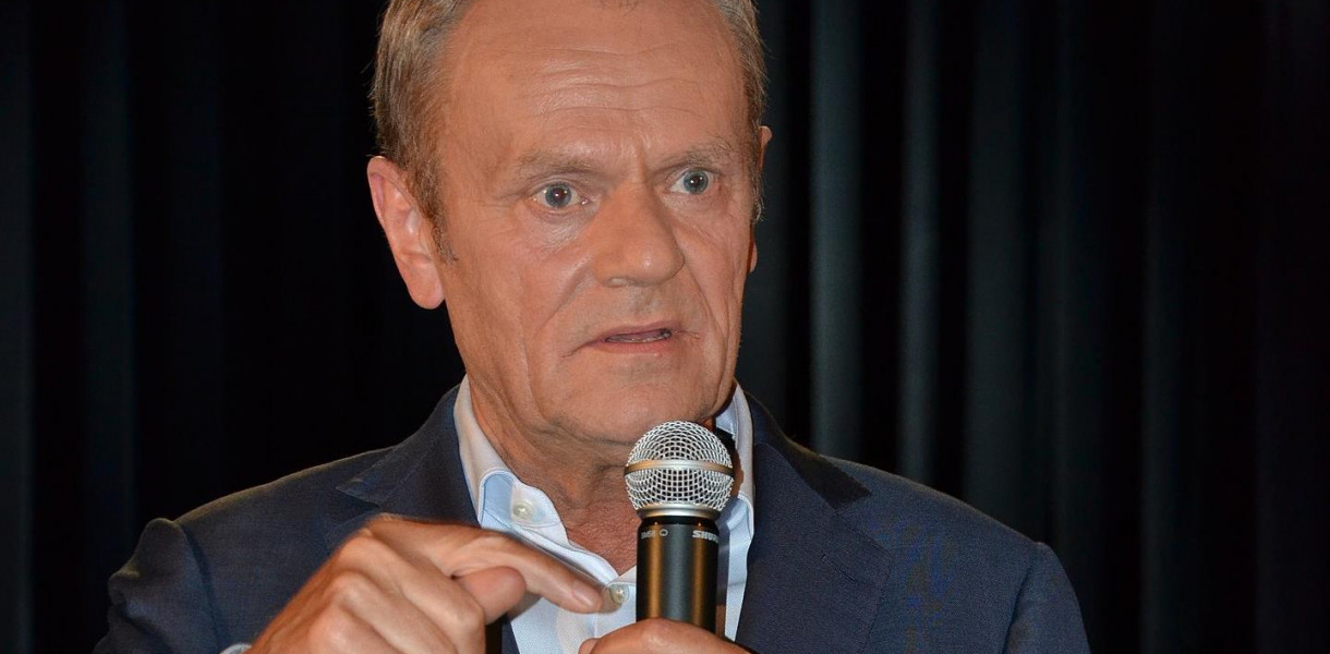Donald Tusk na spotkaniu w Nowej Rudzie (2022) Autorstwa Tomasz Leśniowski - Praca własna, CC BY-SA 4.0, https://commons.wikimedia.org/w/index.php?curid=118986098