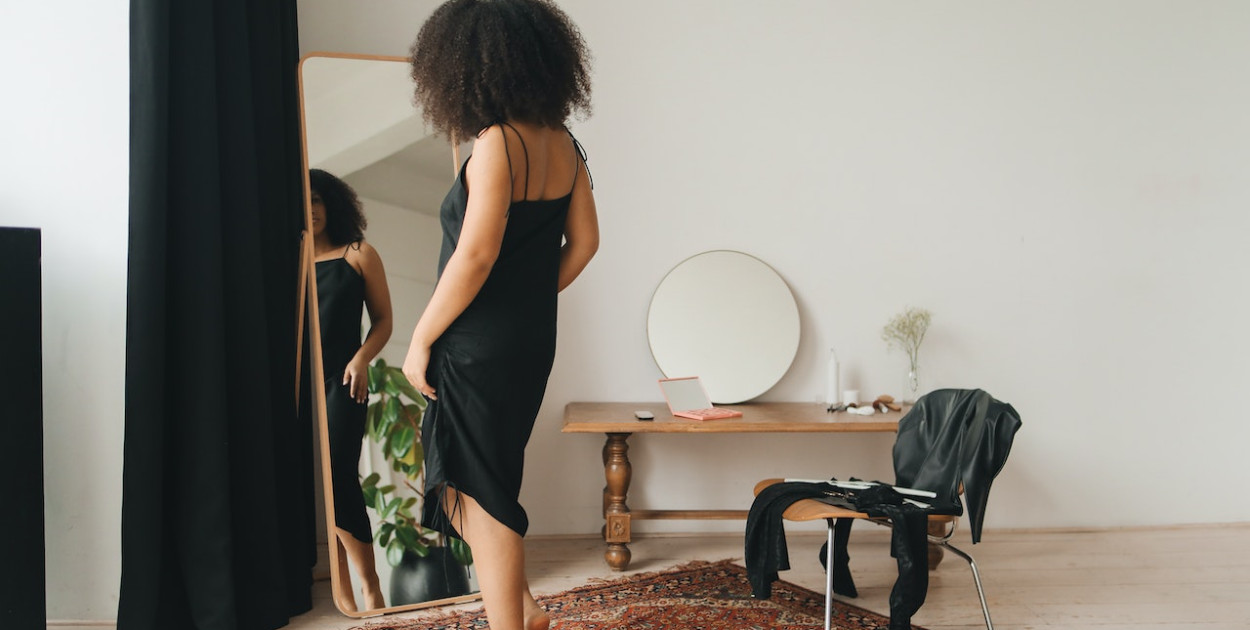 Jakie buty wybrać do jesiennej stylizacji z czarną sukienką?